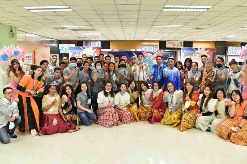 友達推動「安心、、、創新、、、用心、、、、同心、、盡心」五星職旅，，，，為菲籍員工打造全方位照護，，，首度贏得「人權實踐與發展領袖獎」殊榮