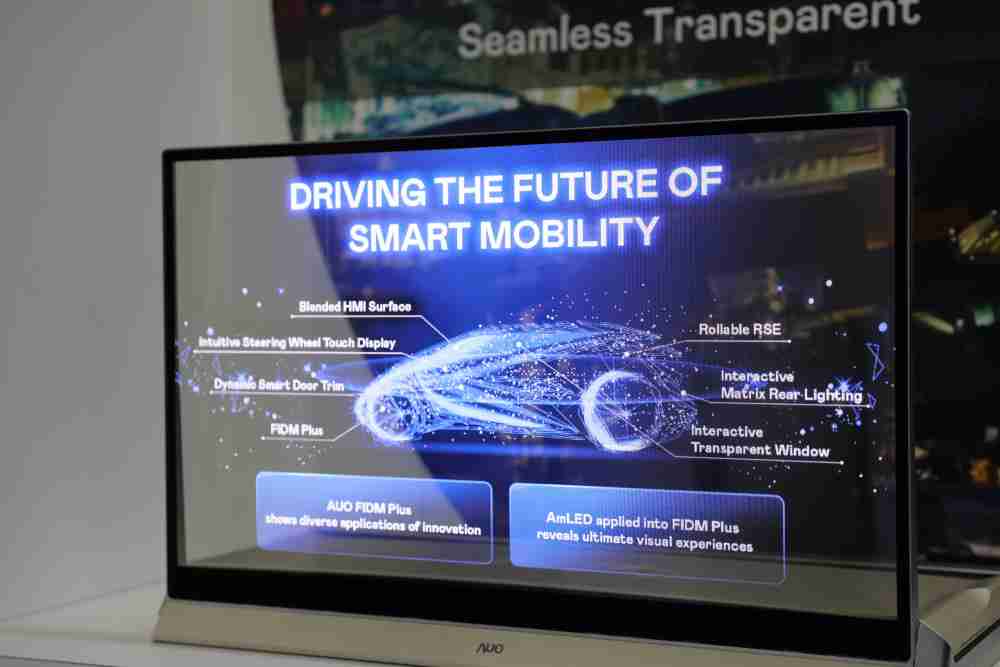 PA直营凭借着超高亮度和透明度，，，，这款30吋透明Micro LED显示器在AR系统与智慧零售具有潜在的应用价值。。。。