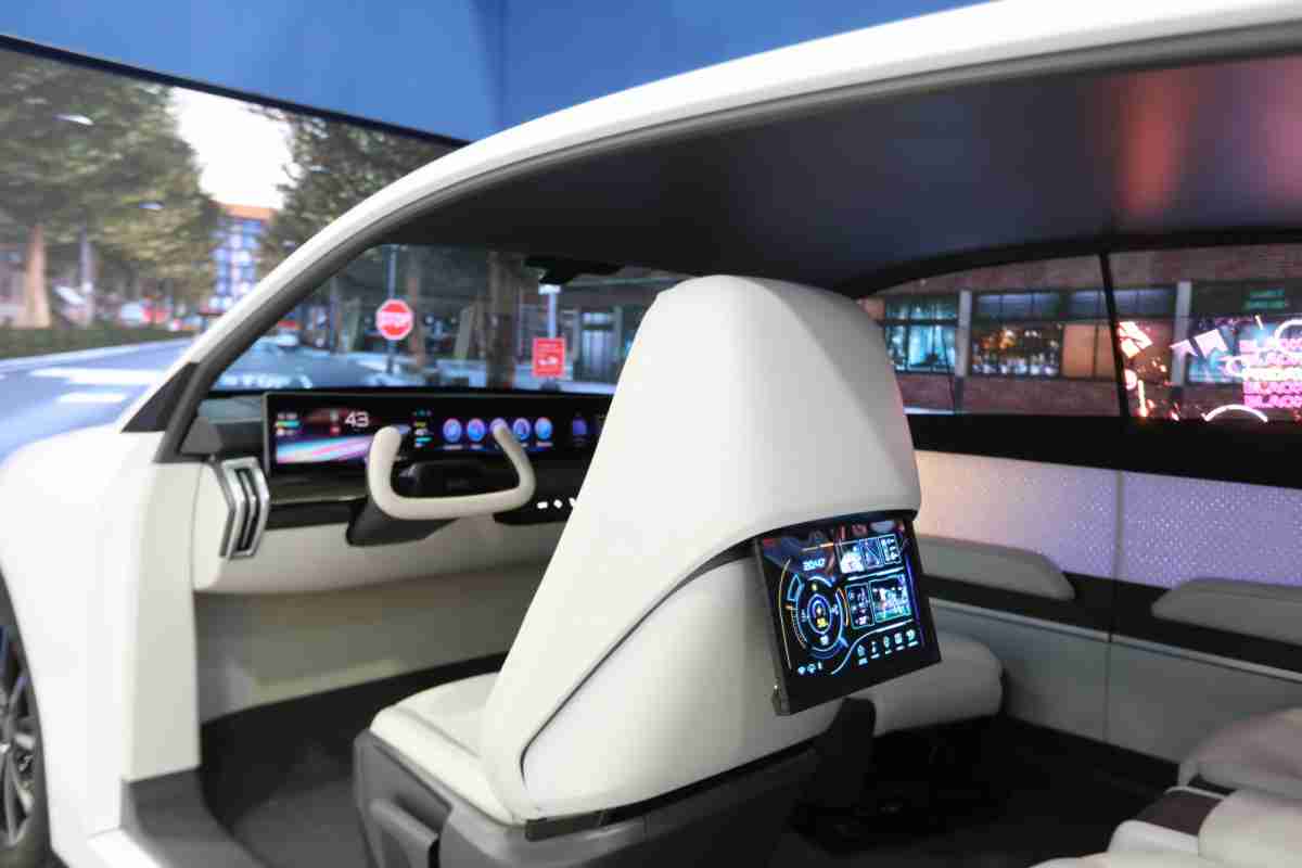 PA直营的「可卷式后座娱乐显示器」加强后座乘客的感官体验，，并保有个性化设计，，，，可依使用偏好进行动态调整。。。。