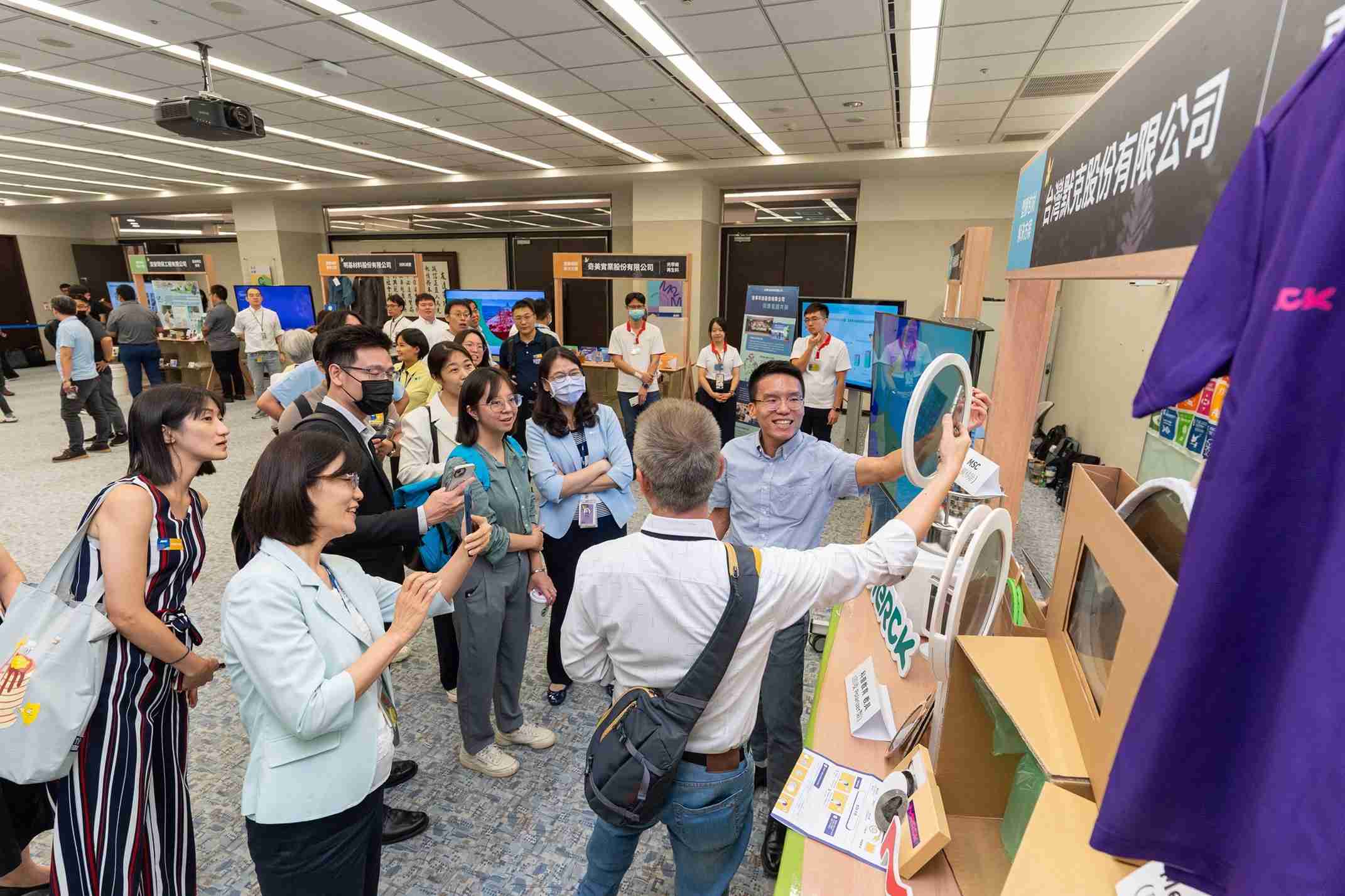 PA直营连手产业伙伴策划首届生态圈联展，，展示如何将废塑料循环再利用，，，，创新解决方案包括：塑料包材再生与循环使用、、、、再生塑料研发及应用、、、、废塑料回收再生技术、、、减塑生活提案等